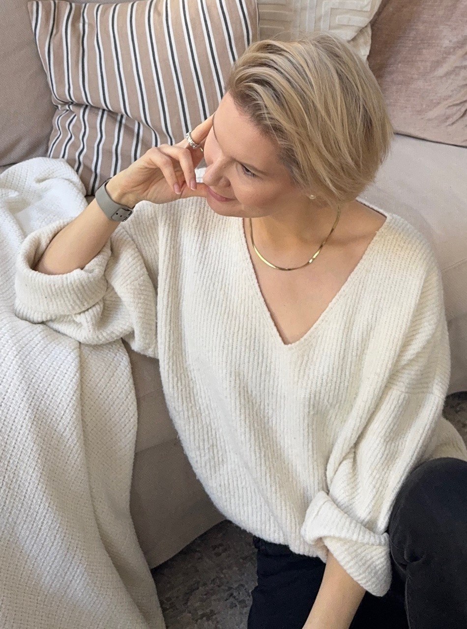 Janina Coppoolse, Interior Designer Leipzig, Porträt auf Couch
