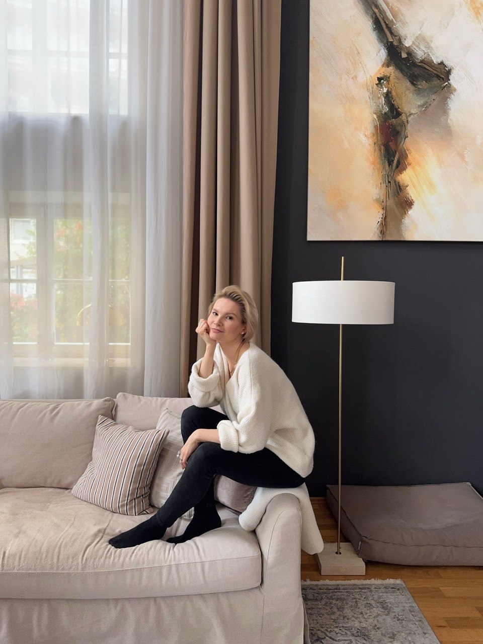 Janina Coppoolse, Interior Designer Leipzig, im eigenen Wohnzimmer