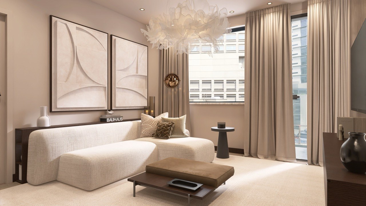 Helles Wohnzimmer mit Bauhaus-Wandbildern und cremefarbenem Sofa
